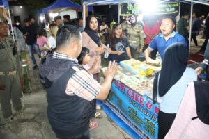 Bupati PPU Kunjungi Lapak UMKM di Alun-Alun Penajam